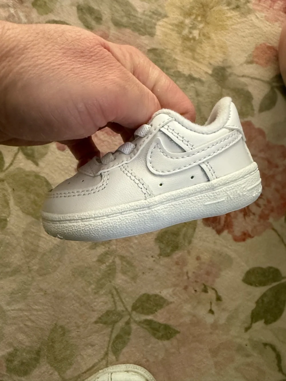 Nike Kids White Low-Top Sneaker - Picture 1 of 3